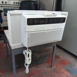 Toshiba 8000 btu smart windows air conditioner w/ remote WK0813CWRU