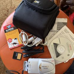 OLYMPUS C-960 DIGITAL CAMERA WITH CASE AND ALL ACCESSORIES TESTED WORKS