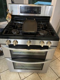 LG Stove, Gas Oven and range (dual ovens)
