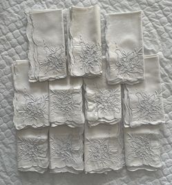Vtg White Linen Napkins Set 11 Embroidered Floral Scalloped Edge 14”