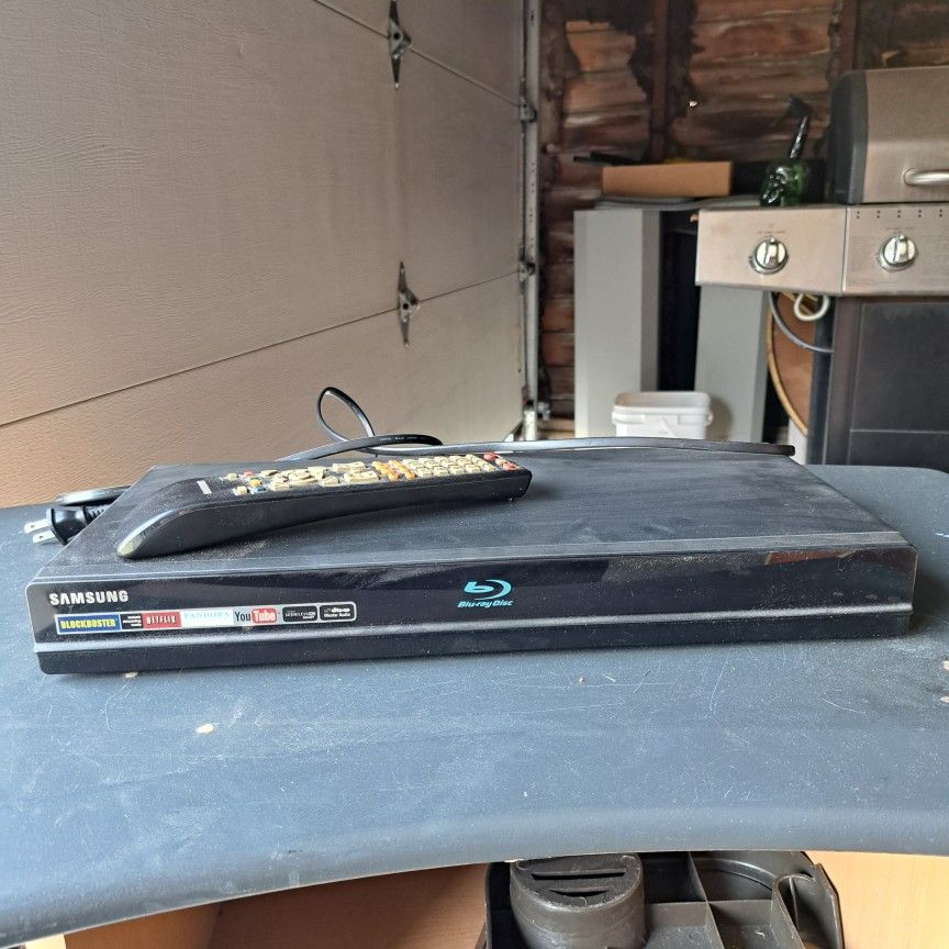 Samsung BLU-Ray With Working Remote For Parts Or Repair