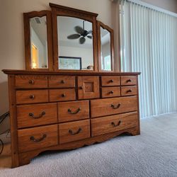 9 Drawer Dresser With 3 Panel Mirror Atrached 