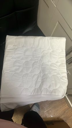 Crib mattress protector