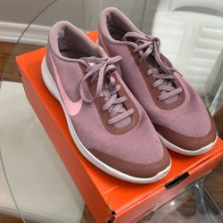 Women’s Size 10 Nike Tennis Shoe