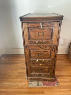 Filing cabinet with lock