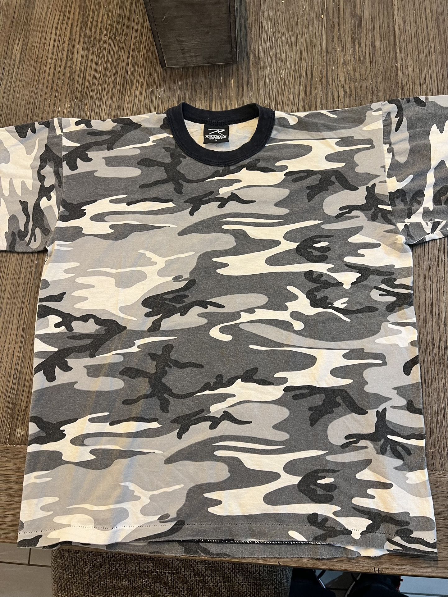 Black Camo size large T-Shirt