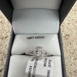 10K White Gold Diamond Ring