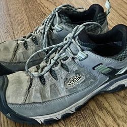 WOMENS KEEN HIKING SHOES 