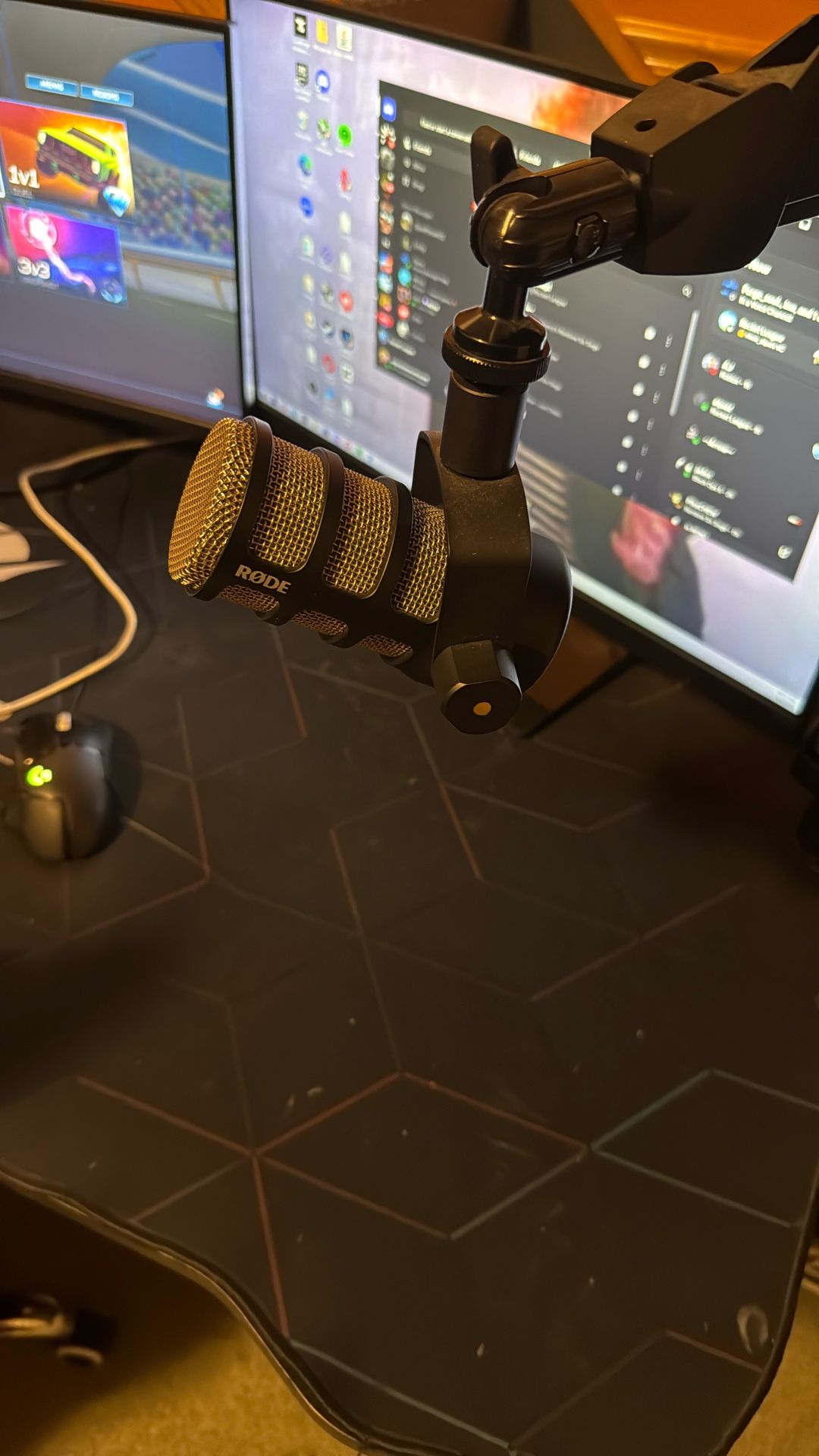 Rode Podmic With Elgato Wave Microphone Arm