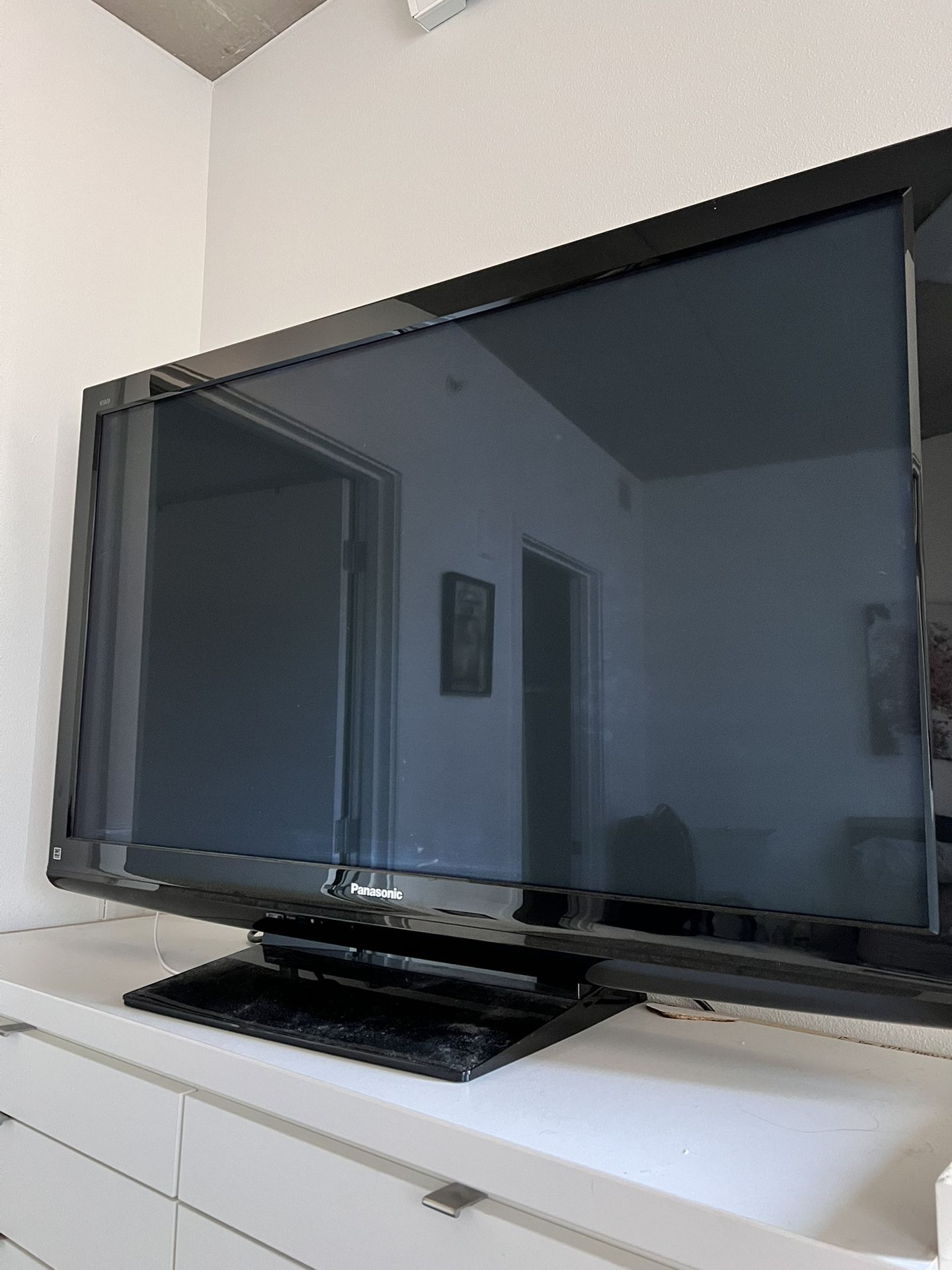 50 Inch Panasonic Plasma TV Compatible with google chromecast or Roku.