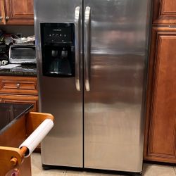 Frigidaire Side By Side Refrigerator With Ice Maker