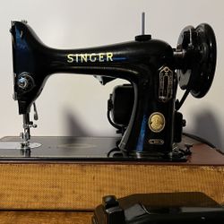 Beautiful Vintage Singer 99K Sewing Machine 