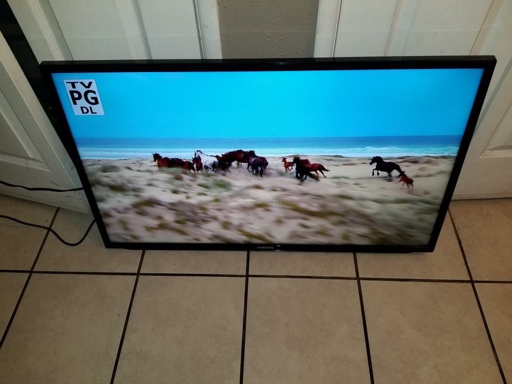 Samsung Tv 40 inches model LH40HDB NO BASE REMOTE INCLUDED