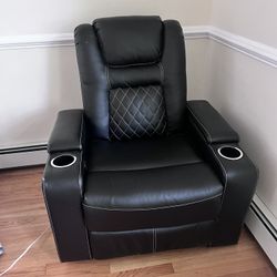 Like New Condition Black Electric Recliner Soda Chair