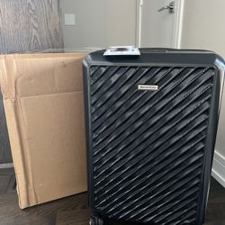 BRAND NEW MEDIUM SIZE SUITCASE 