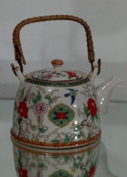 VINTAGE PORCELAIN/ CERAMIC TEAPOT 32 OZ CAPACITY - G1