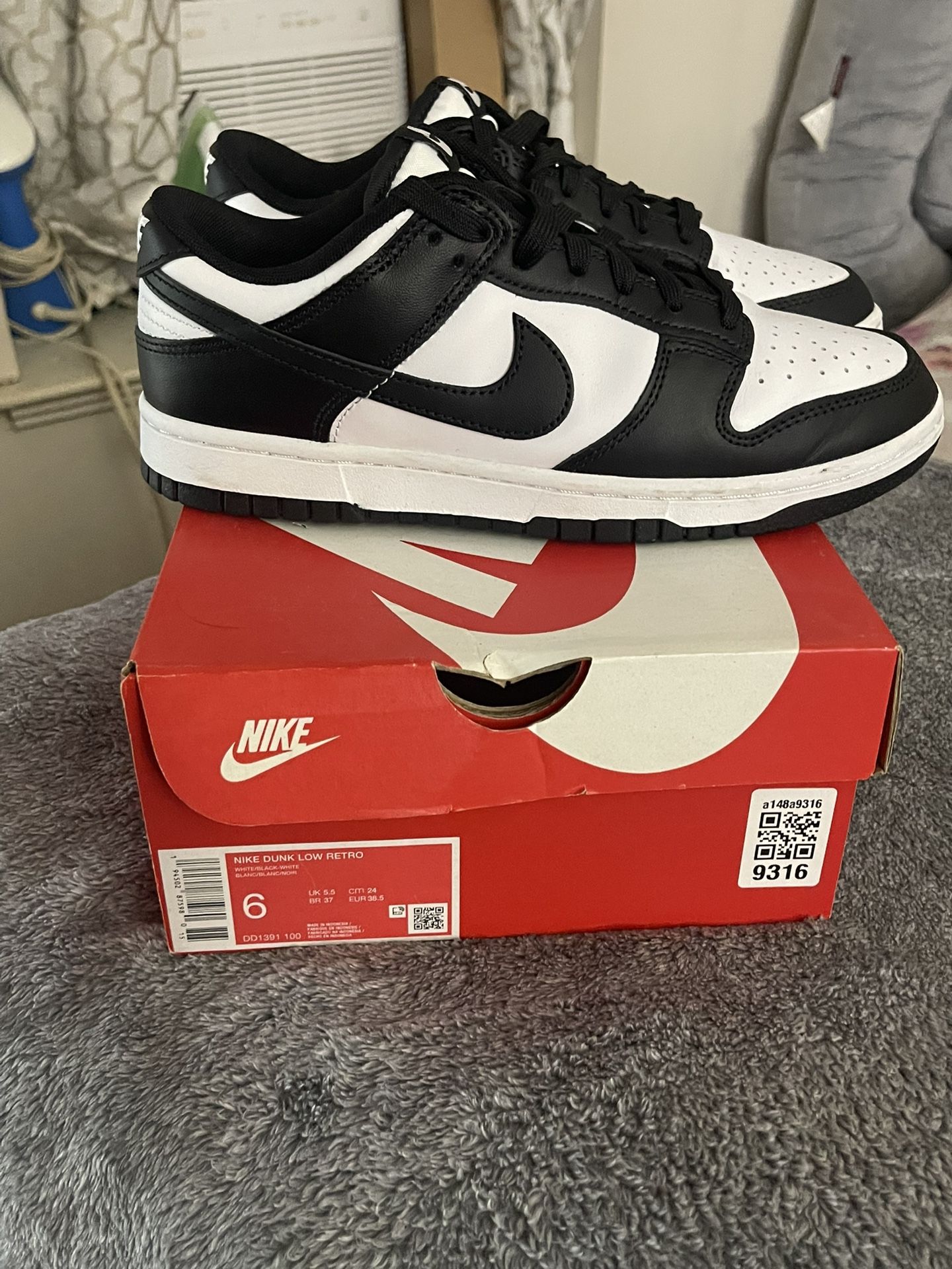 Nike SB Panda Dunks 