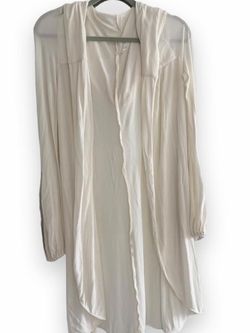 White Raia de Goeye sweater with hood, long sleeves, and a flowy silhouette. Made from 95% Lioceel and 5% Elastano size M