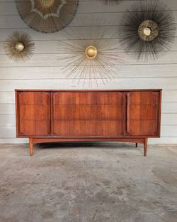 Mid-century Modern 9-drawers Longboy Dresser, Bassett Furniture