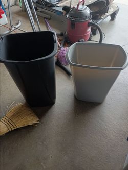 Two kitchen trash bins 5.00 each