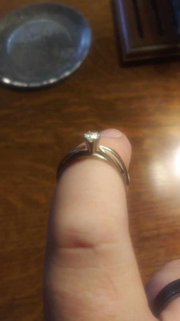 Beautiful 14k white gold diamond ring