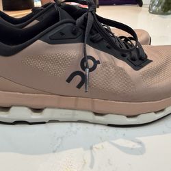 On cloud women 7 1/2