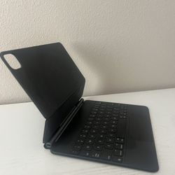 MAGIC KEYBOARD FOR IPAD