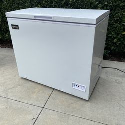 OMCAN Deep Freezer Ice Chest 6.7 Cu. Ft