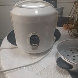 Aroma Rice Cooker small,  4 cups uncooked ricel 8 cups cooked rice automattic 