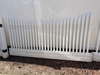 Scalloped white vinyl fencing