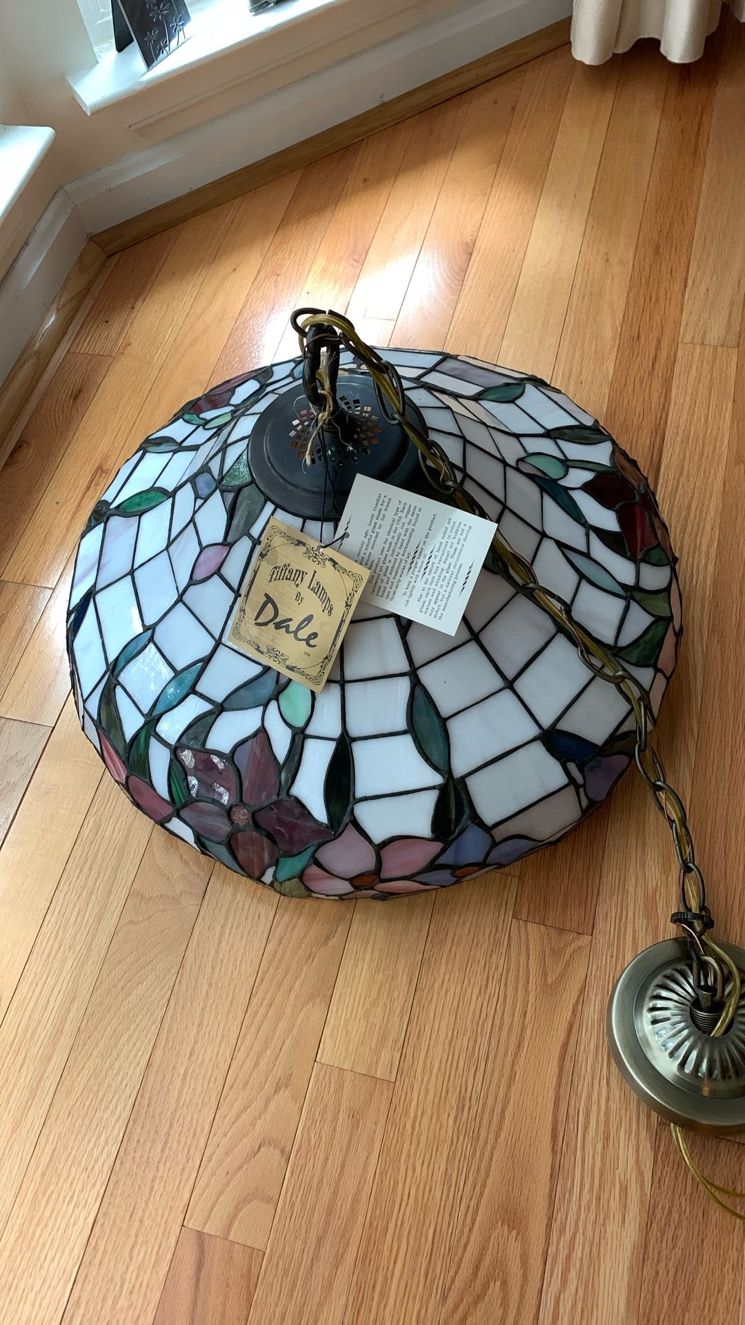 Dale Hanging Style Tiffany Lamp. (new)
