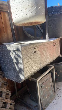 Truck tool box