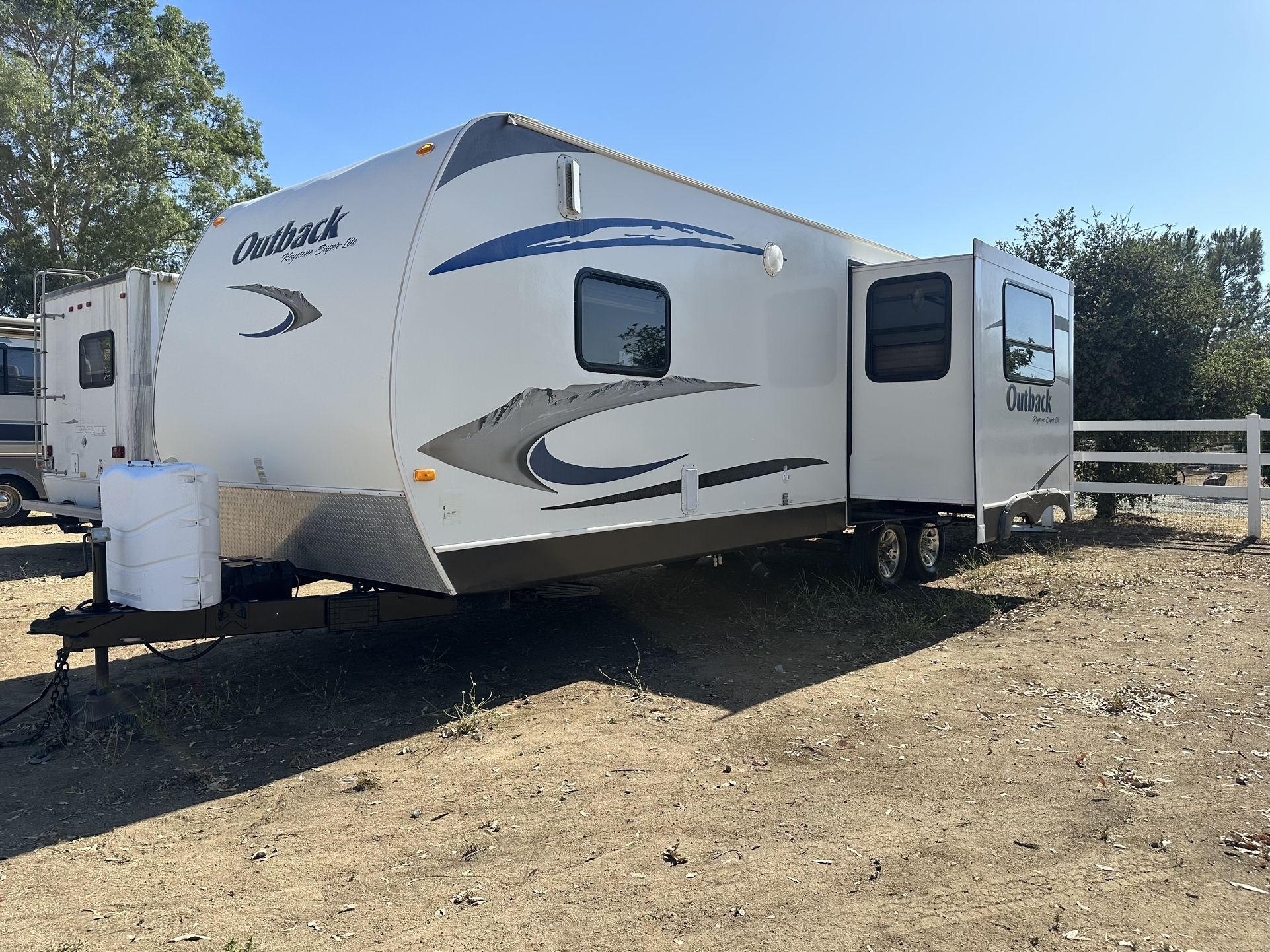 2011 Keystone Outback 28Ft with Front Garage 2 Slides