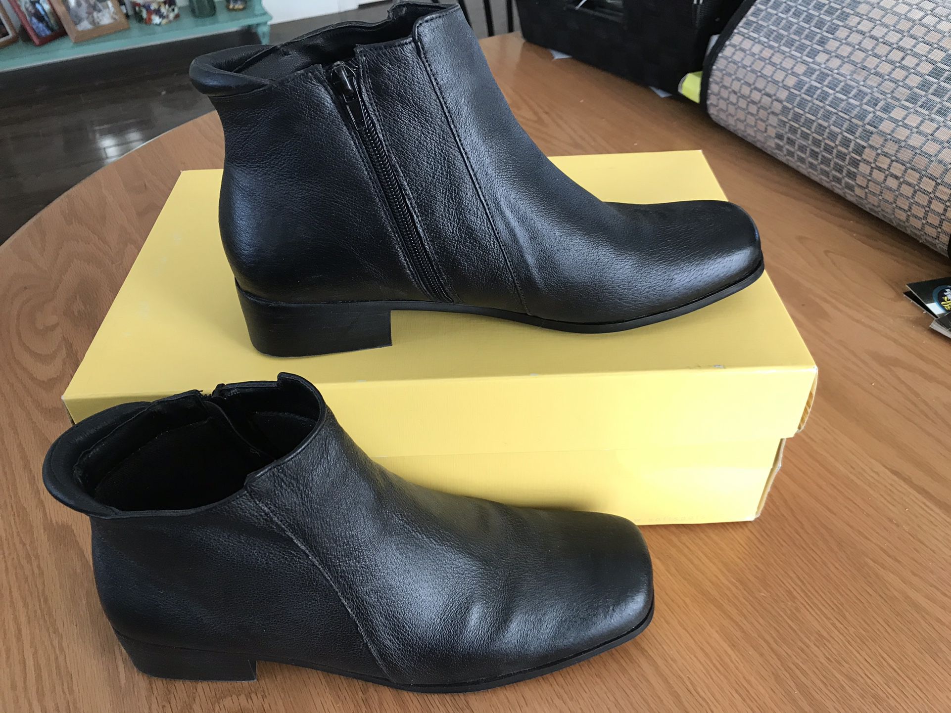 Ladies Black Leather Ankle Boots 10WW