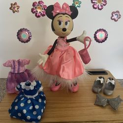MINNIE MOUSE FASHION DOLL !! 9 INCH - 3 DRESSES - 2 PAIRS SHOES,  2 BOWS AND ONE PURSE!  LIKE NEW