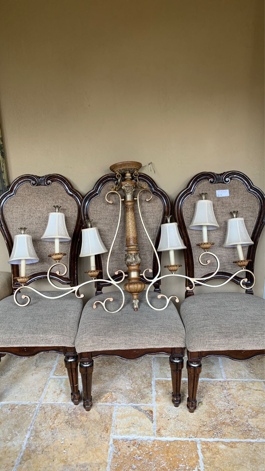 6 light chandelier in mint condition