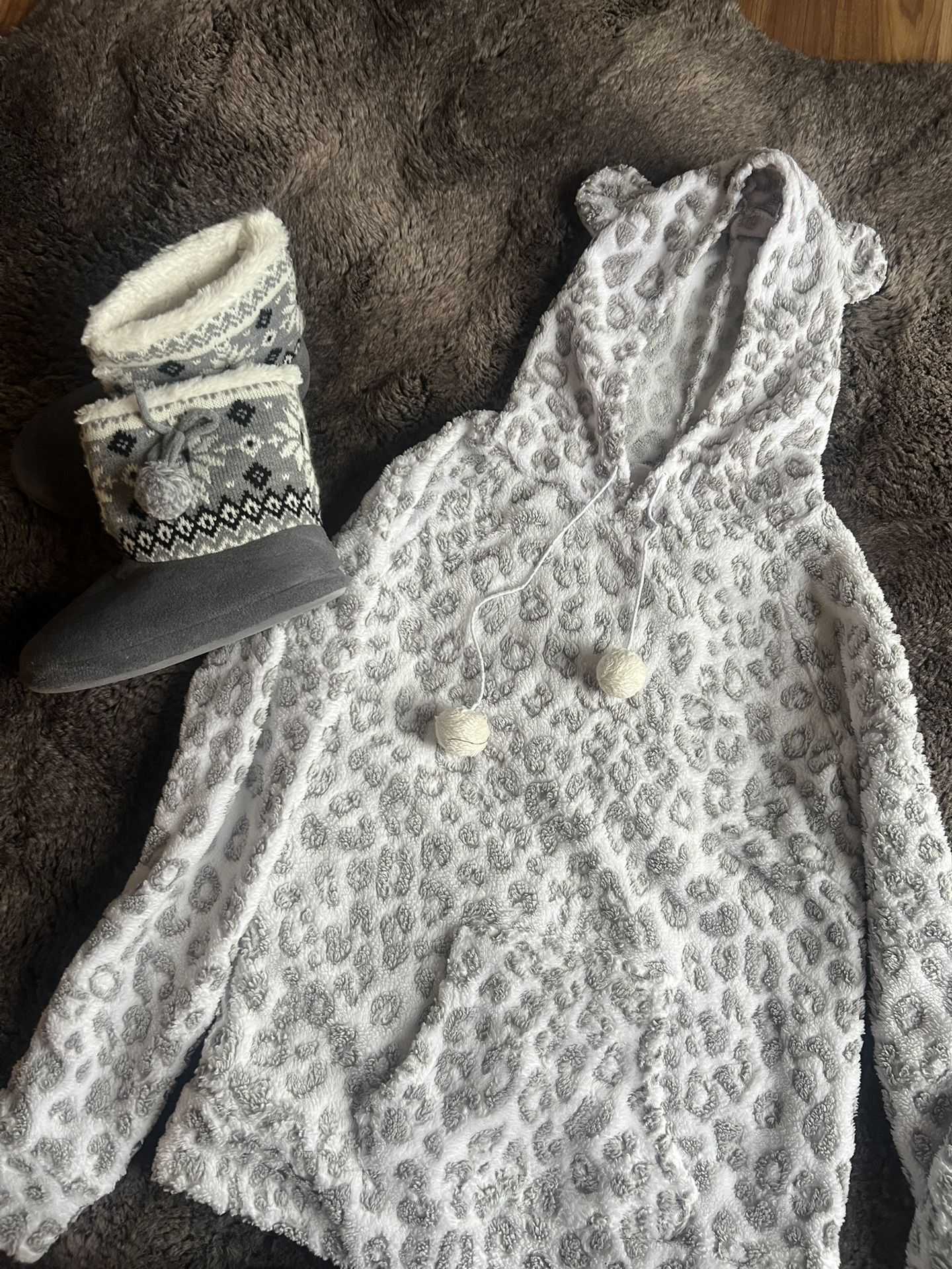 Sweater & Slippers Size:M/L For 15$