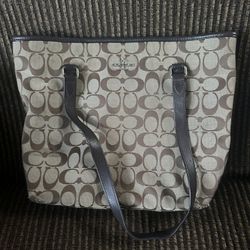 👜Authentic Coach Bag Purse.  All zippers work. Measures 13”Wx10”H