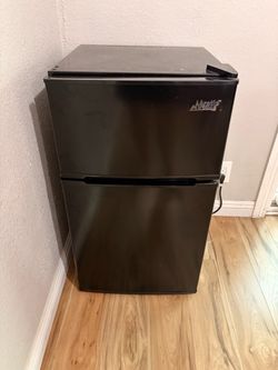 Small fridge refrigerator with freezer compartment