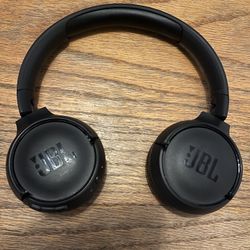 JBL Wireless Bluetooth Headphones Model is JBLT510BT In Excellent Condition 