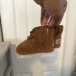 Infant crib Uggs
