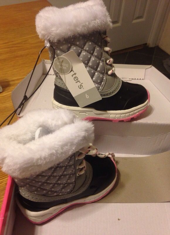 Carters Girl snow boots size 6t