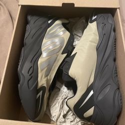 Yeezy 700 MNVN