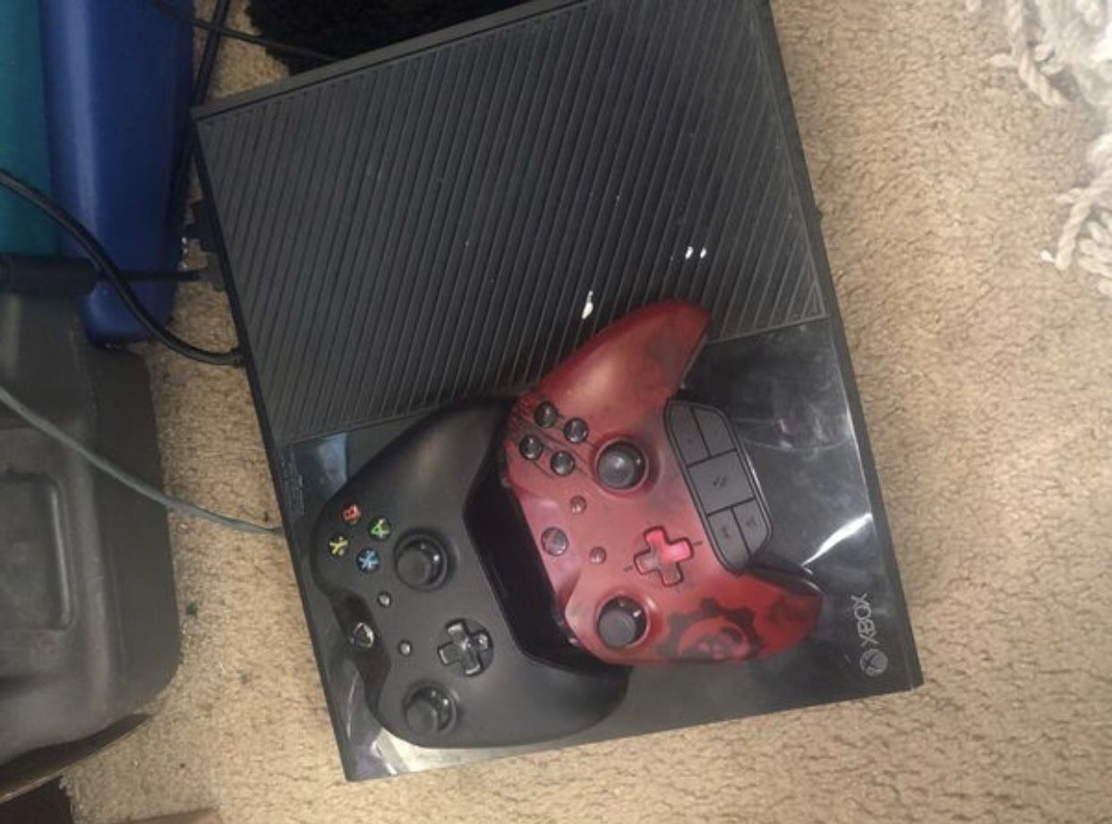 Xbox one w/ 2 controllers
