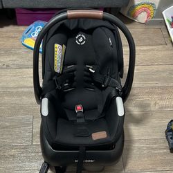 Maxi Cosí Car Seat With base