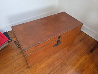 Vintage Trunk / Foot Locker