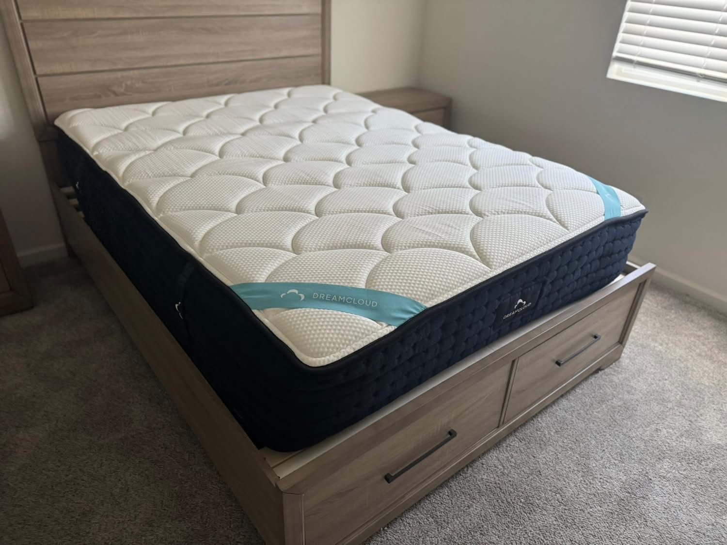 🛏️ Queen Memory Foam Mattress – Like New – DreamCloud – Perfect for Guest Room, Airbnb, or College