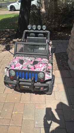 Girls ride on battery operated jeep