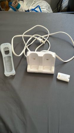 Nyko Wii remote charging station with battery and a Wii remote sleeve