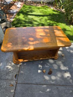 Solid wood coffee table with rasiable top